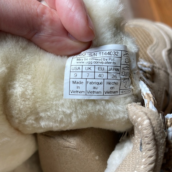 Ugg Women’s Lowmel Sneaker Size 9 New! - Picture 7 of 9